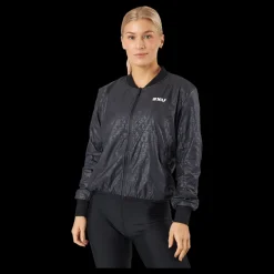 2XU Motion Bomber Jacket Embossed Monogram/white Svart