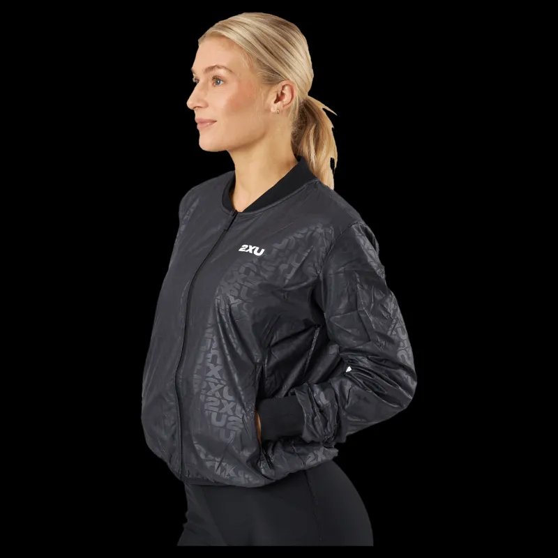 2XU Motion Bomber Jacket Embossed Monogram/white Svart