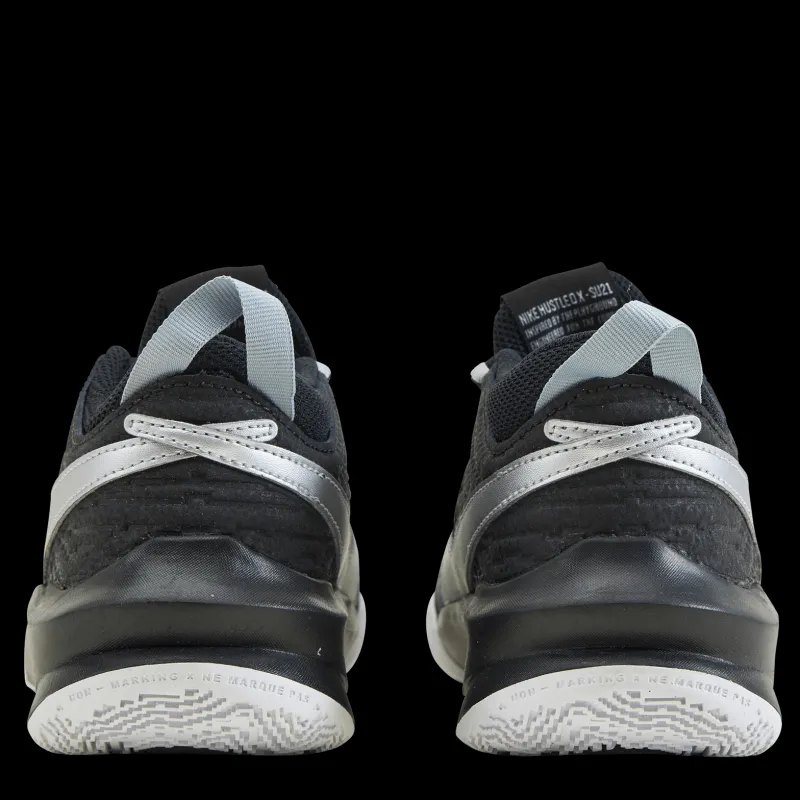 Discount Nike Team Hustle D 10 Big Kids' Basketball Shoes BLACK/METALLIC SILVER-VOLT-WHITE Svart